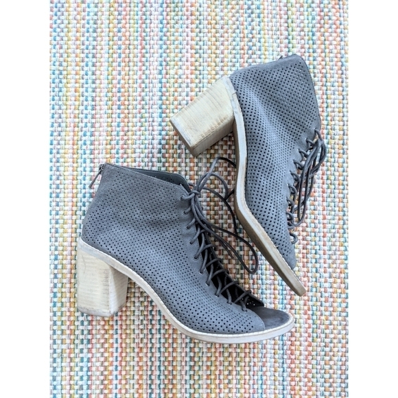 Dolce Vita More Grey Lace Up Peep Toe Perforated Ankle Booties Size 9 - Picture 1 of 6
